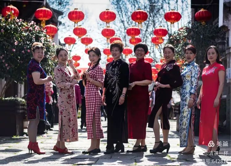 女士们穿上旗袍